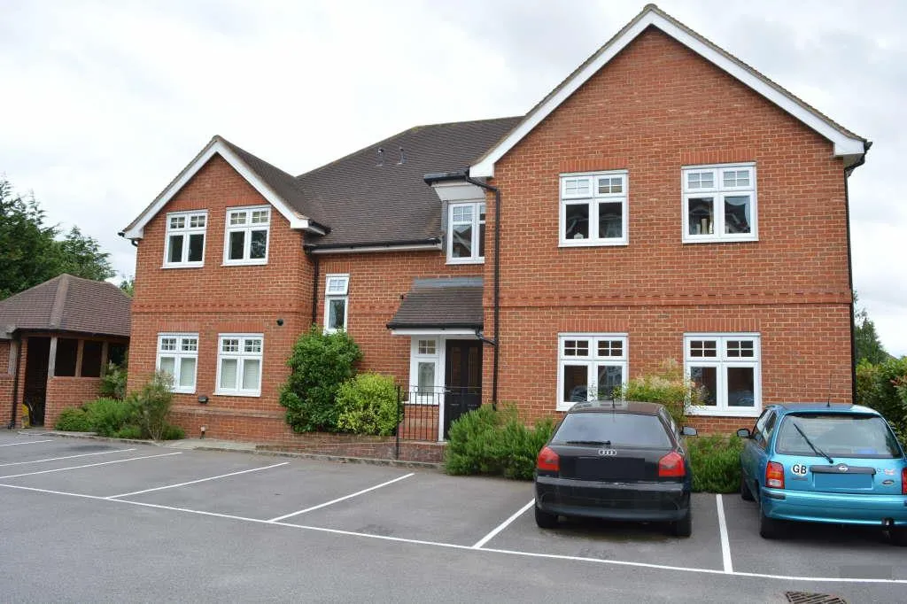 1 bed flat to rent — Clements Mead, Leatherhead, Surrey, KT22 7FN