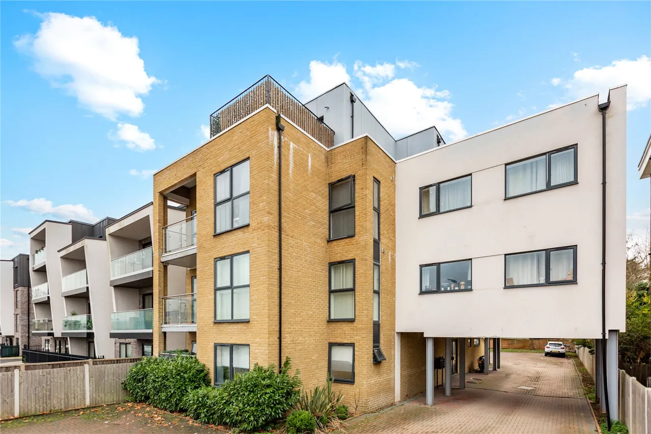 2 bed flat for sale — Carla Court, 80 Southend Arterial Road, Romford, RM2