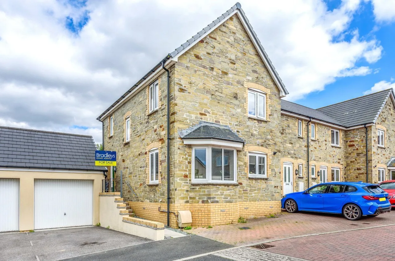 3 bed property for sale — Hillside Drive, Okehampton, EX20
