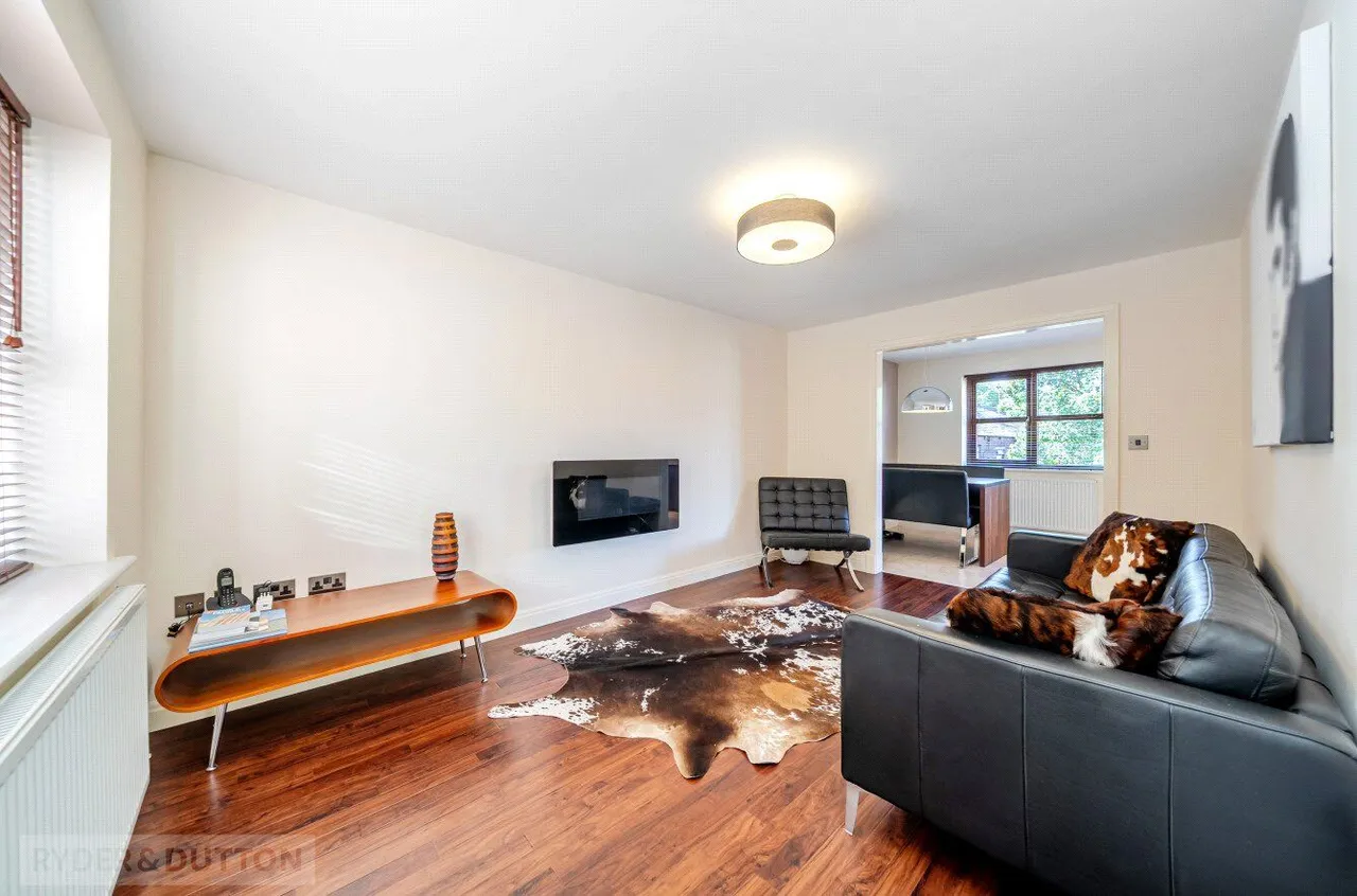 Low Crompton Road, Royton, OL2, photo 8
