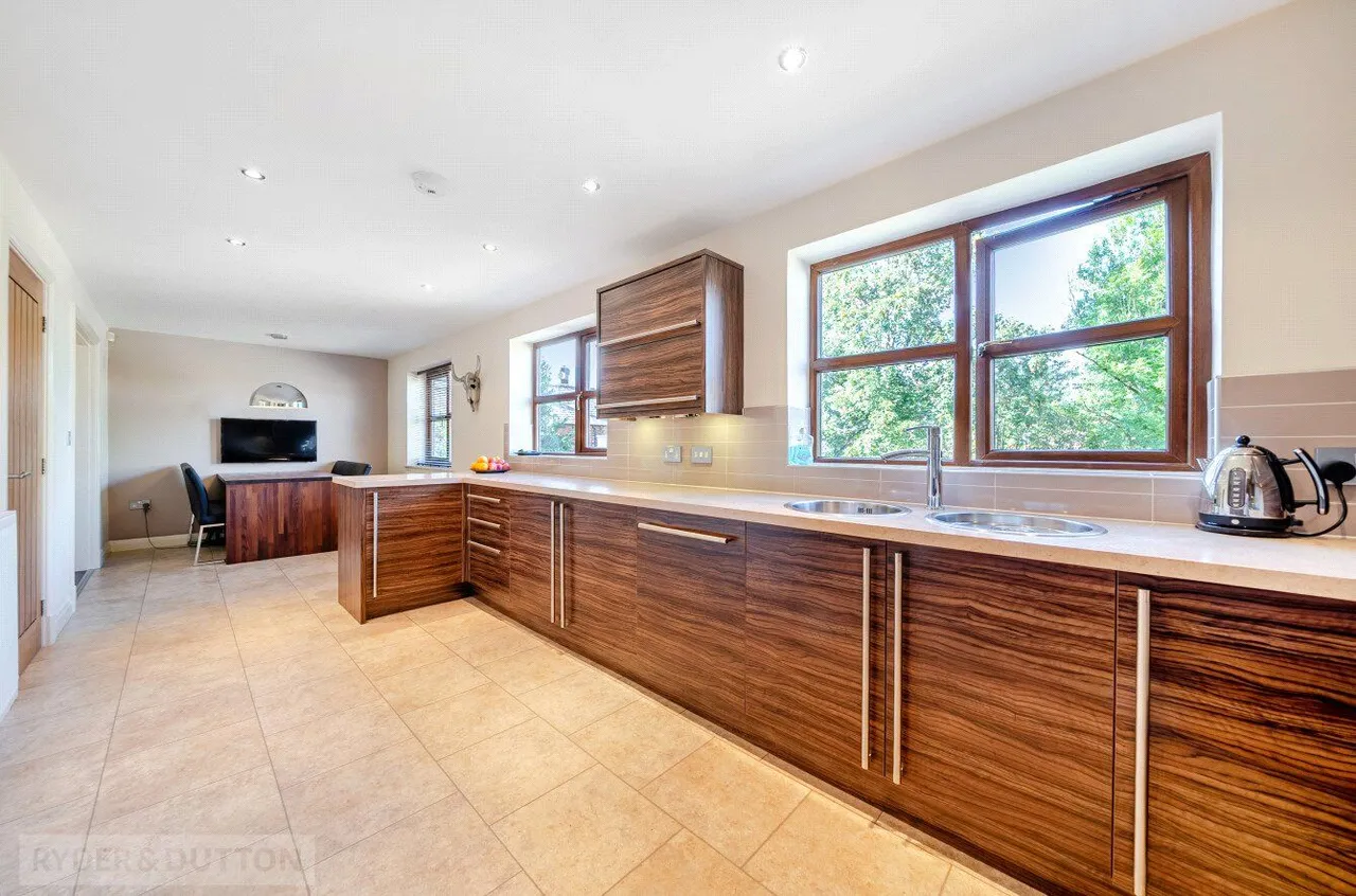 Low Crompton Road, Royton, OL2, photo 4