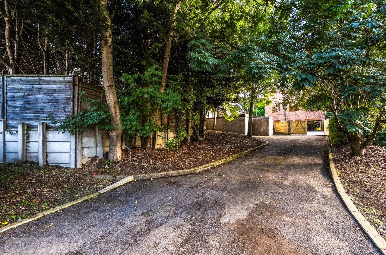 Low Crompton Road, Royton, OL2, photo 5