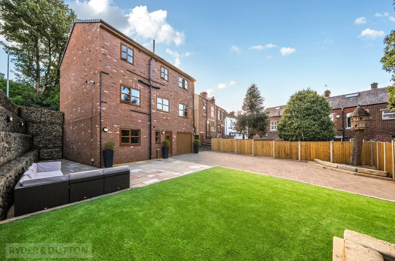 Low Crompton Road, Royton, OL2, photo 2