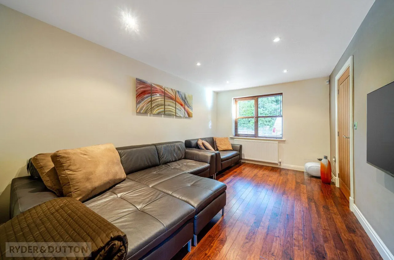 Low Crompton Road, Royton, OL2, photo 9
