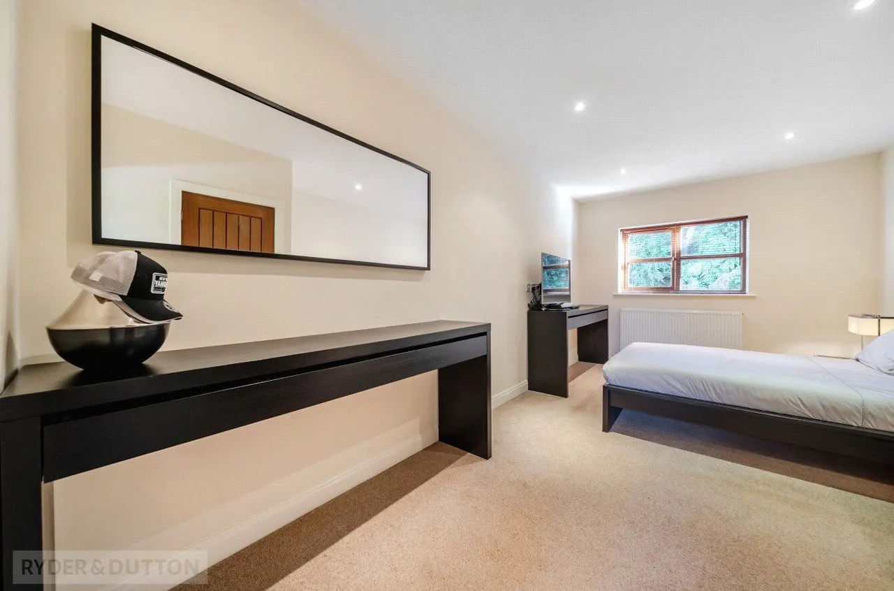Low Crompton Road, Royton, OL2, photo 17