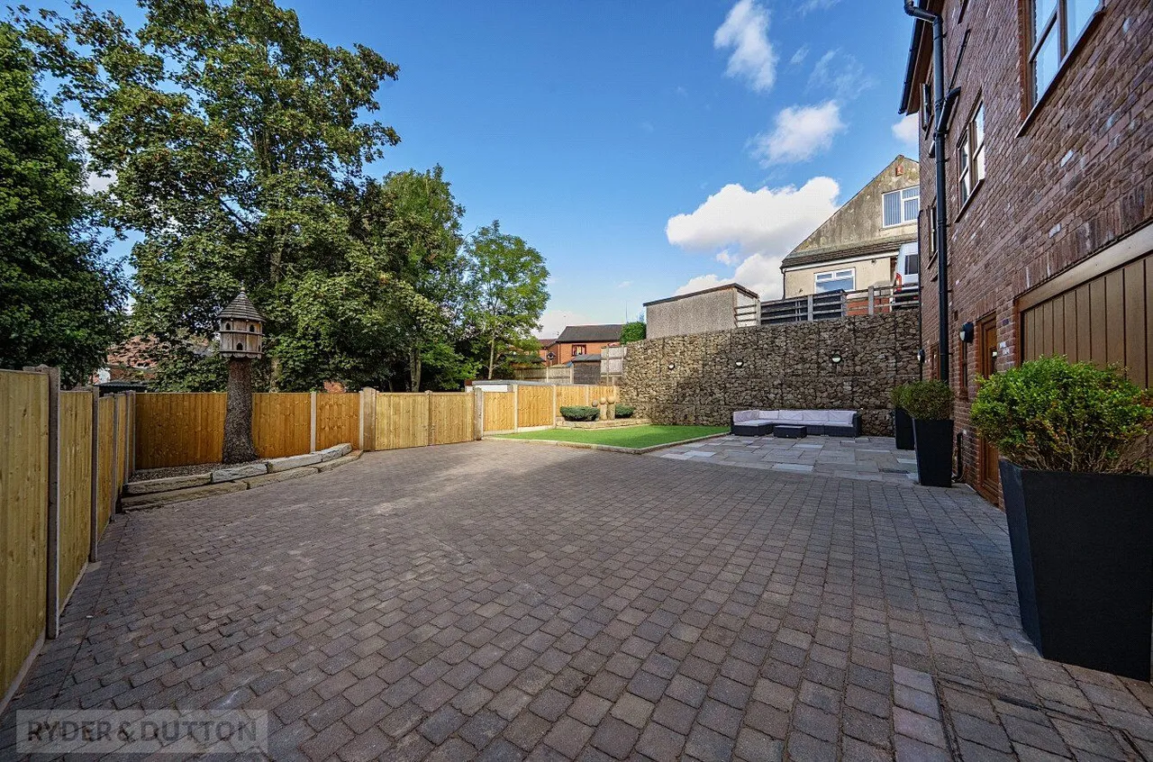 Low Crompton Road, Royton, OL2, photo 3
