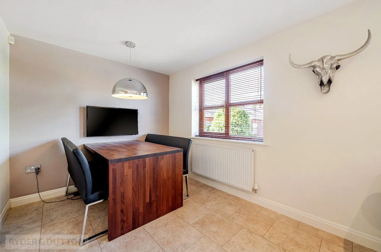 Low Crompton Road, Royton, OL2, photo 7