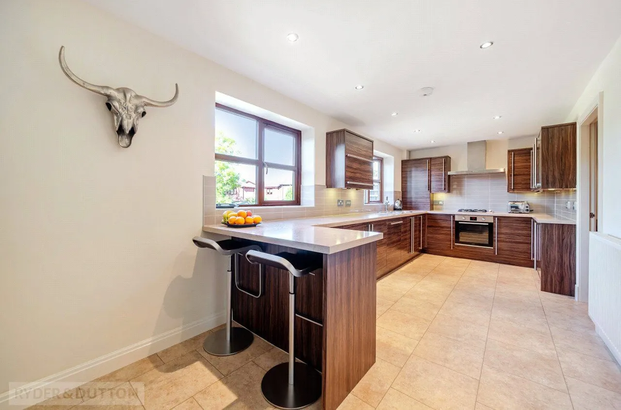 Low Crompton Road, Royton, OL2, photo 6
