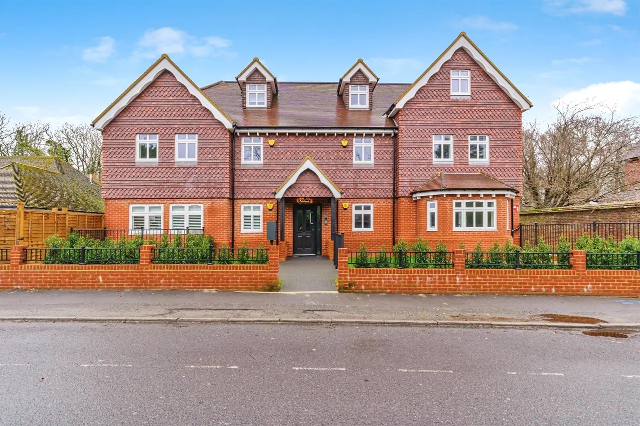 2 bed flat for sale — Oakhurst, East Grinstead