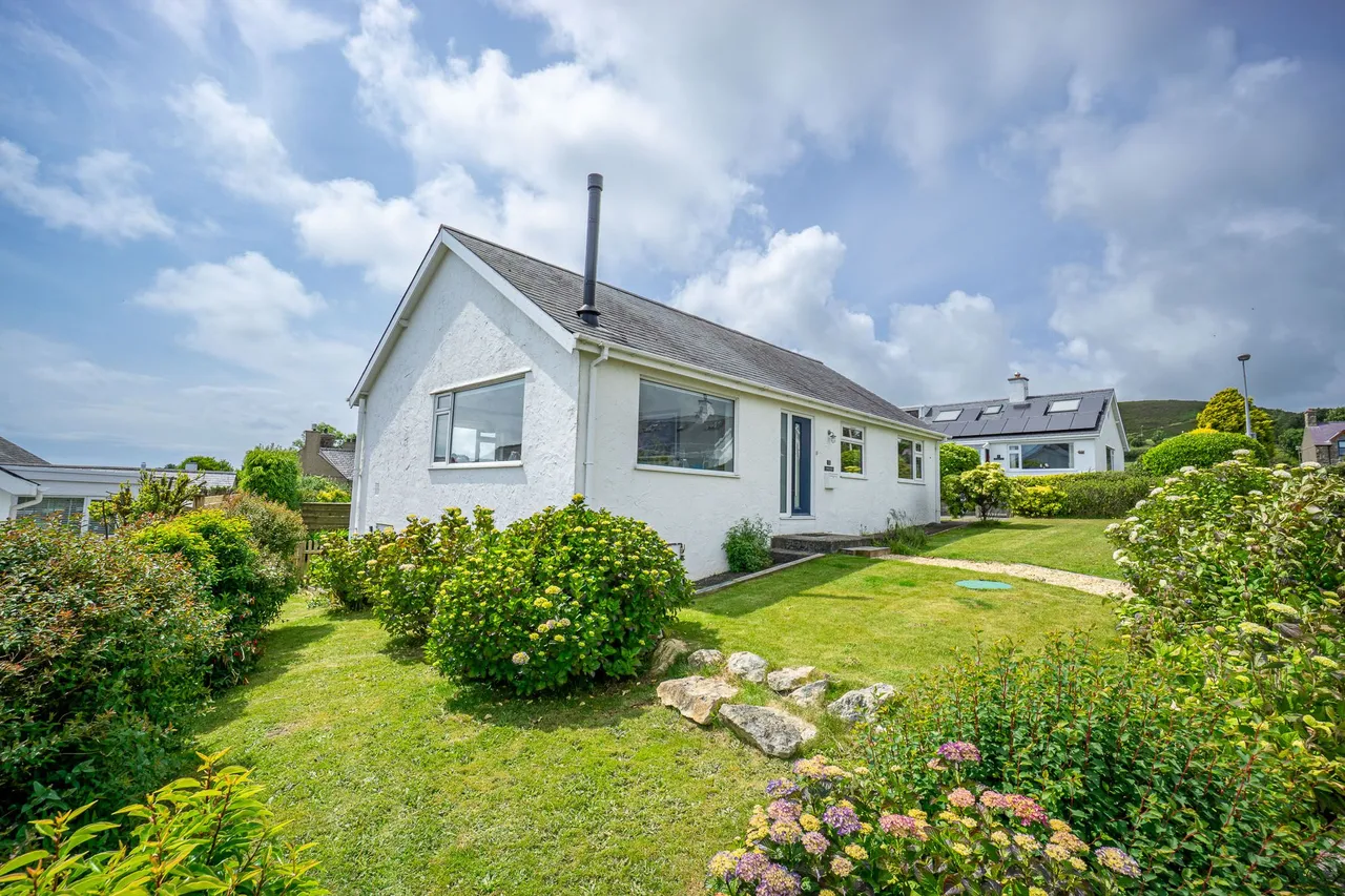 3 bed house for sale, St Tudwals Estate, Mynytho, LL53