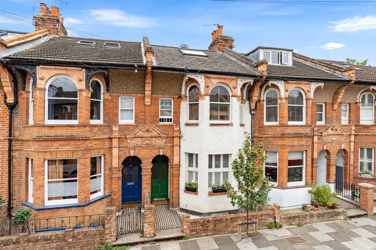 2 bed flat for sale — Warwick Road, Hampton Wick, KT1 4DW