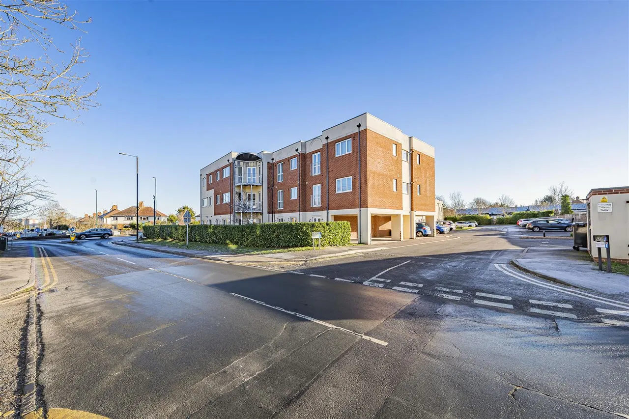 2 bed property for sale — Wolf Lane, Windsor, SL4 4GY