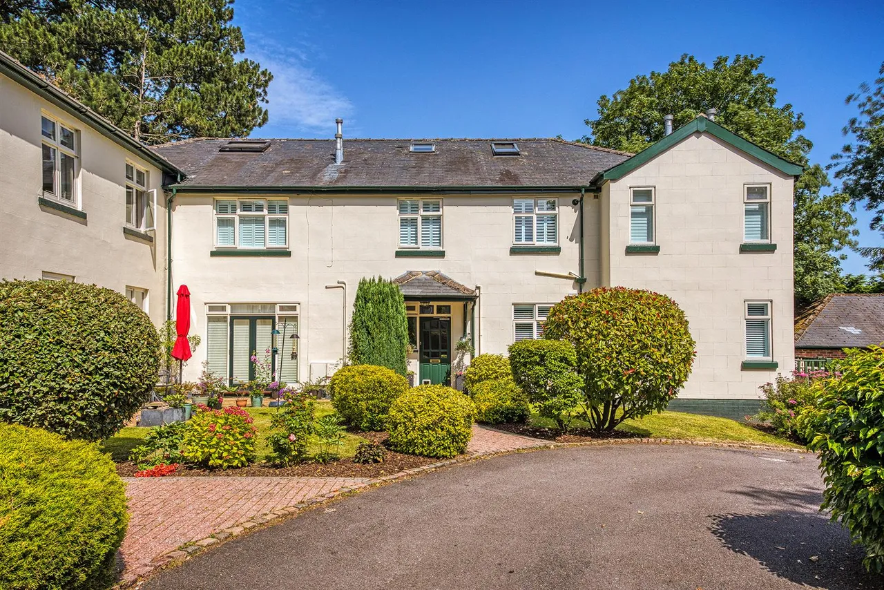 3 bed flat for sale, Overfield House, The Green