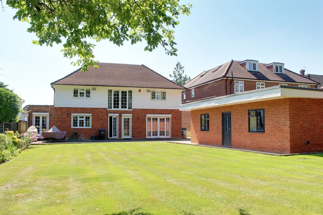 Mymms Drive, Brookmans Park, Hertfordshire AL9 7AE, photo 10