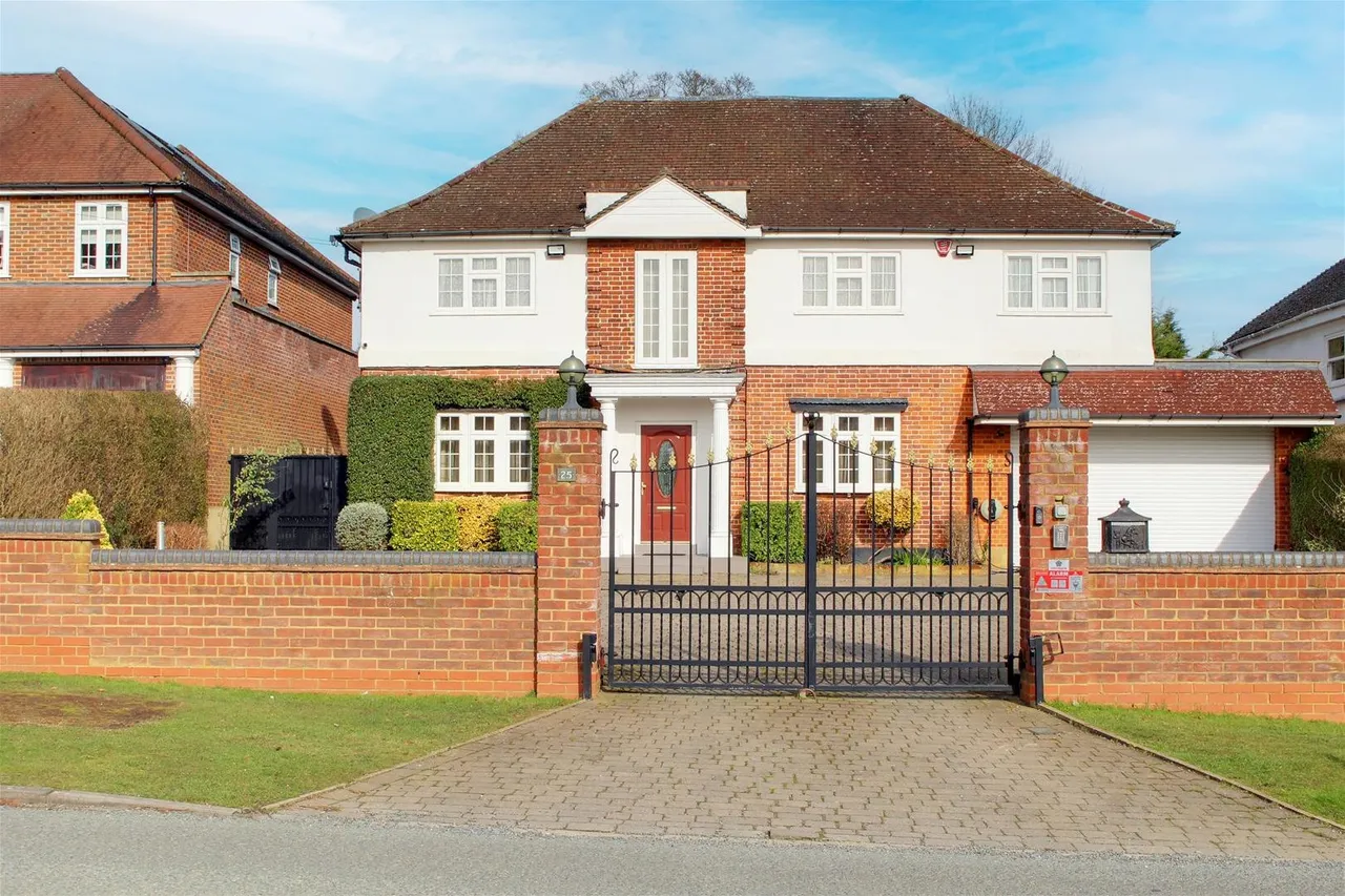 5 bed house for sale — Mymms Drive, Brookmans Park, Hertfordshire AL9 7AE