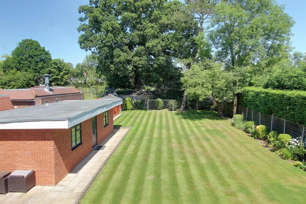 Mymms Drive, Brookmans Park, Hertfordshire AL9 7AE, photo 6