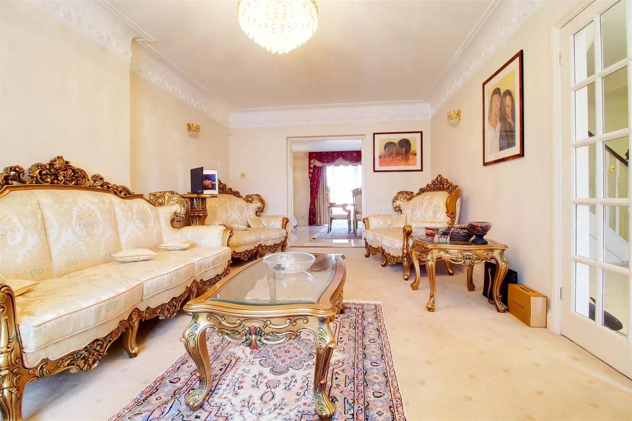 Mymms Drive, Brookmans Park, Hertfordshire AL9 7AE, photo 7