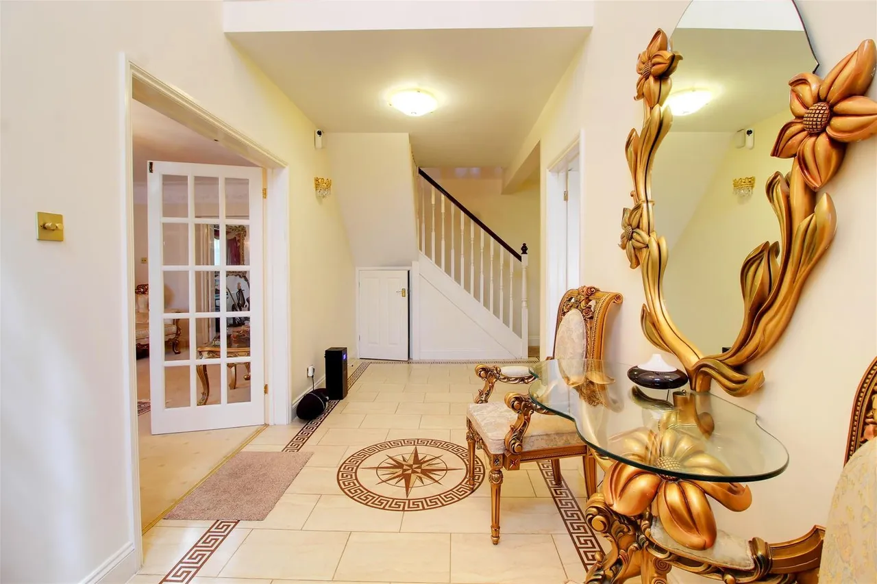 Mymms Drive, Brookmans Park, Hertfordshire AL9 7AE, photo 11