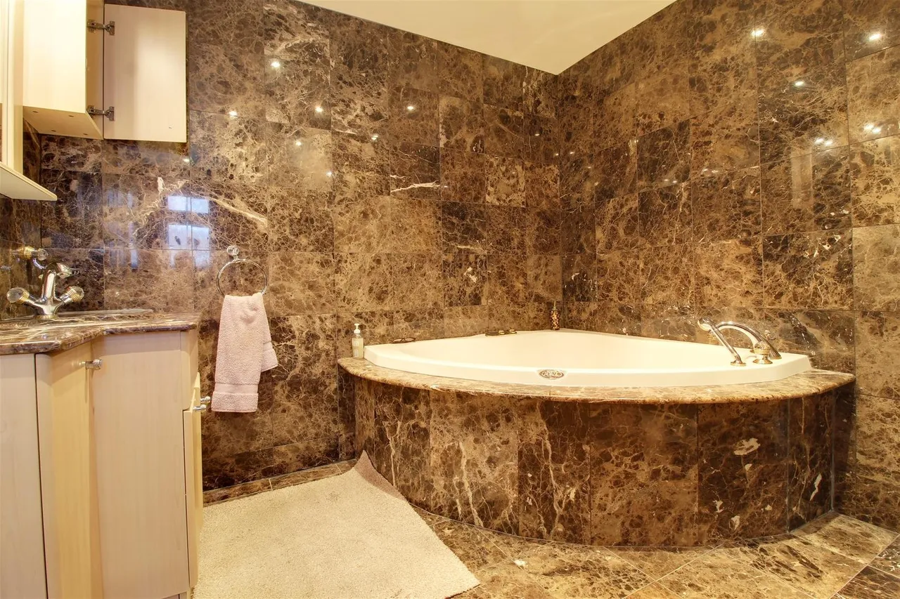 Mymms Drive, Brookmans Park, Hertfordshire AL9 7AE, photo 16