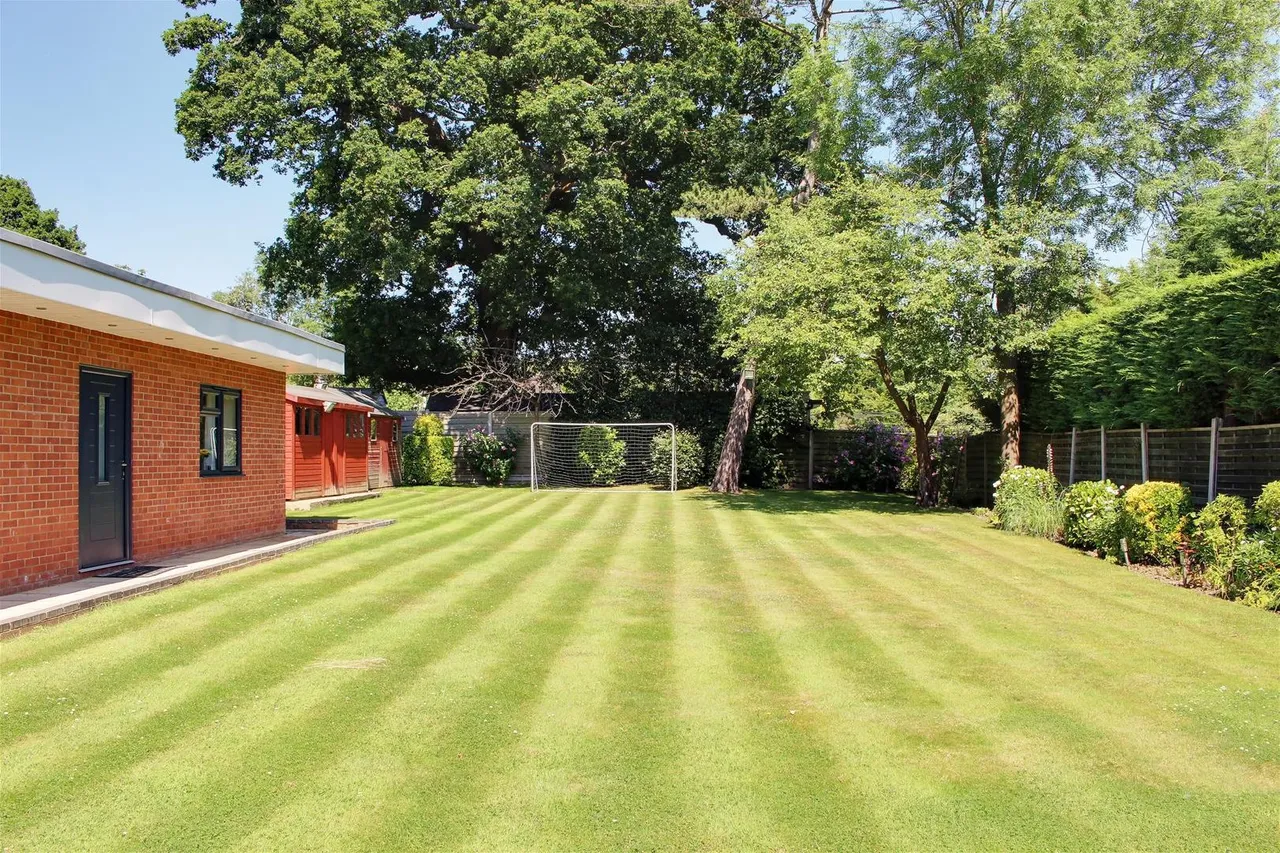 Mymms Drive, Brookmans Park, Hertfordshire AL9 7AE, photo 4