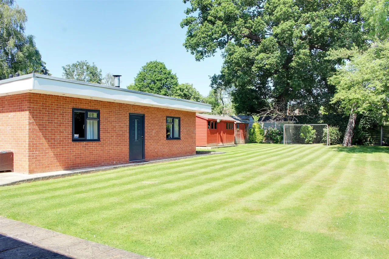 Mymms Drive, Brookmans Park, Hertfordshire AL9 7AE, photo 19