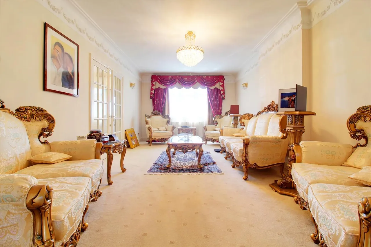 Mymms Drive, Brookmans Park, Hertfordshire AL9 7AE, photo 12