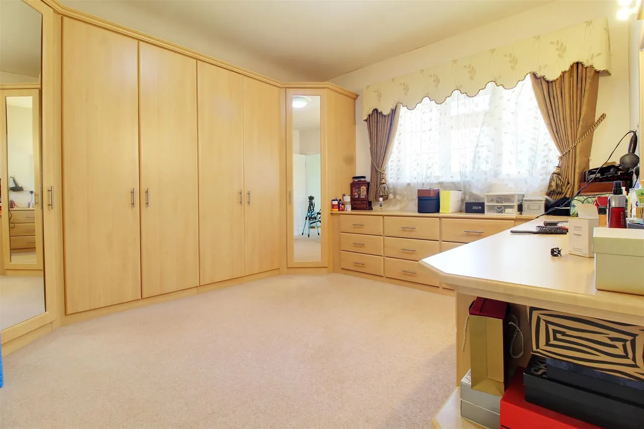 Mymms Drive, Brookmans Park, Hertfordshire AL9 7AE, photo 15