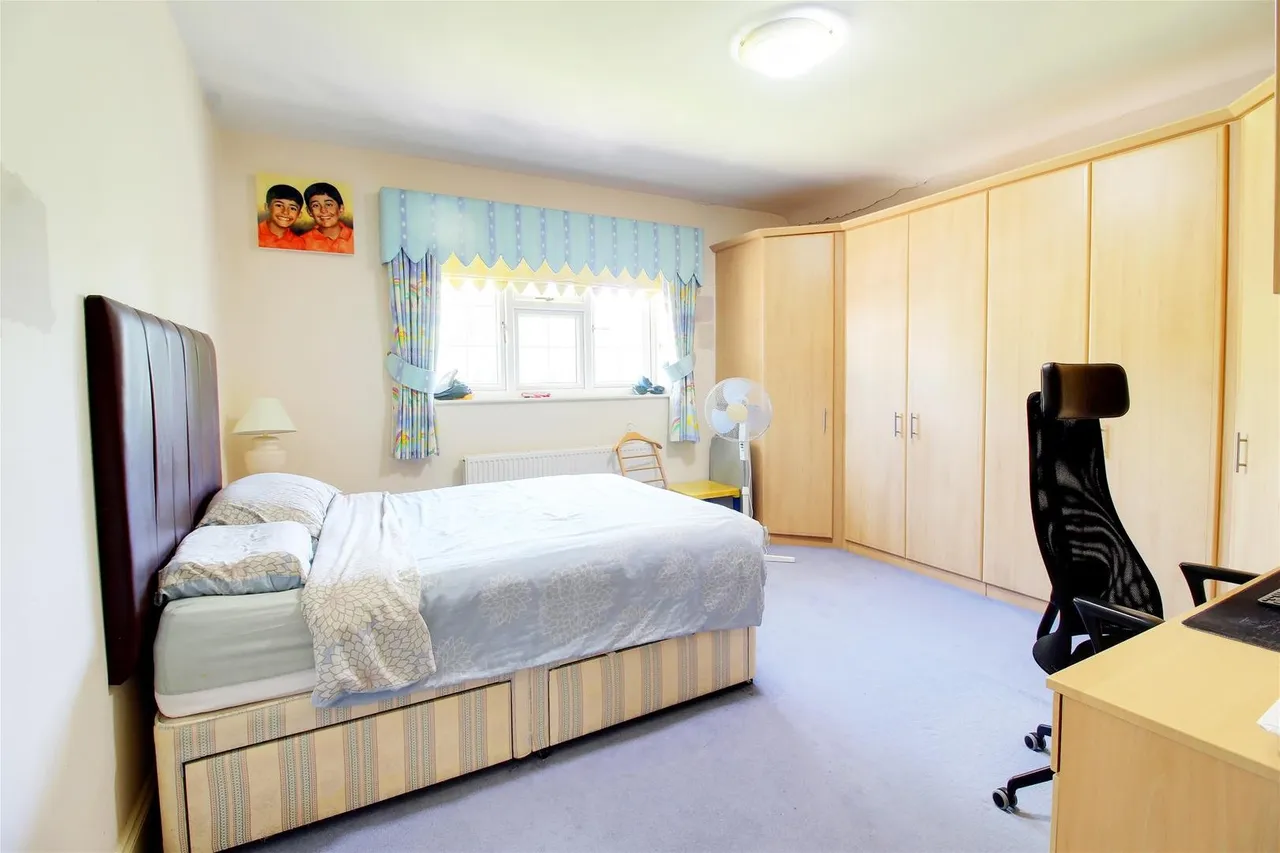Mymms Drive, Brookmans Park, Hertfordshire AL9 7AE, photo 17