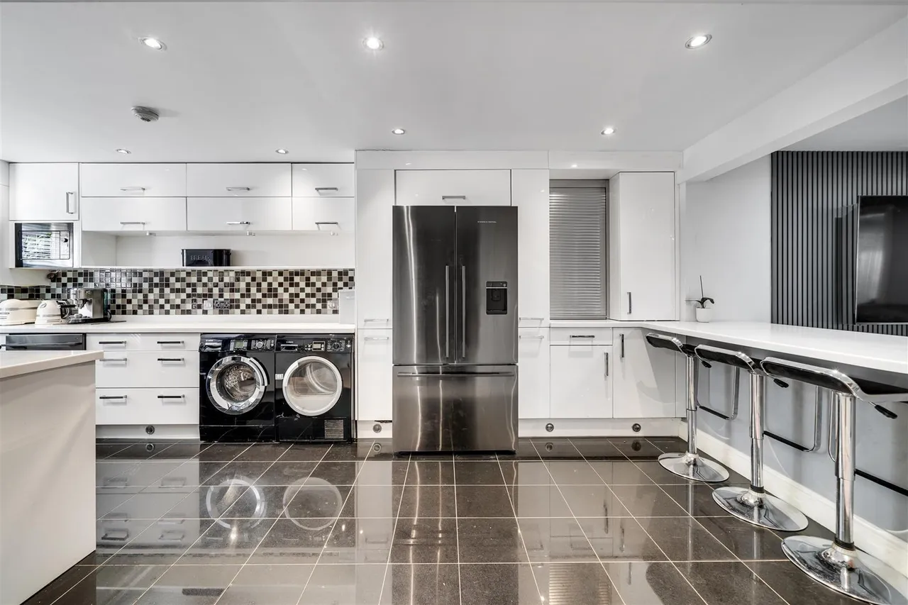 Daubeney Place, Hampton, TW12, photo 7