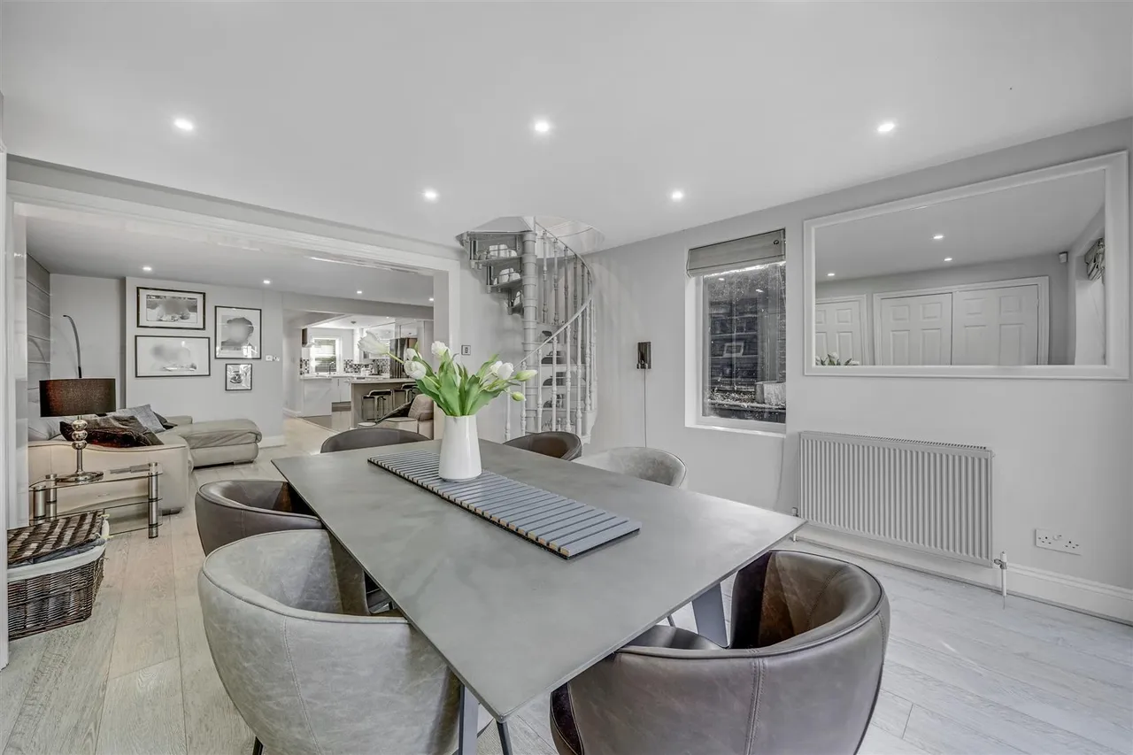 Daubeney Place, Hampton, TW12, photo 4
