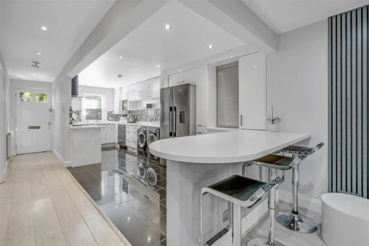 Daubeney Place, Hampton, TW12, photo 6