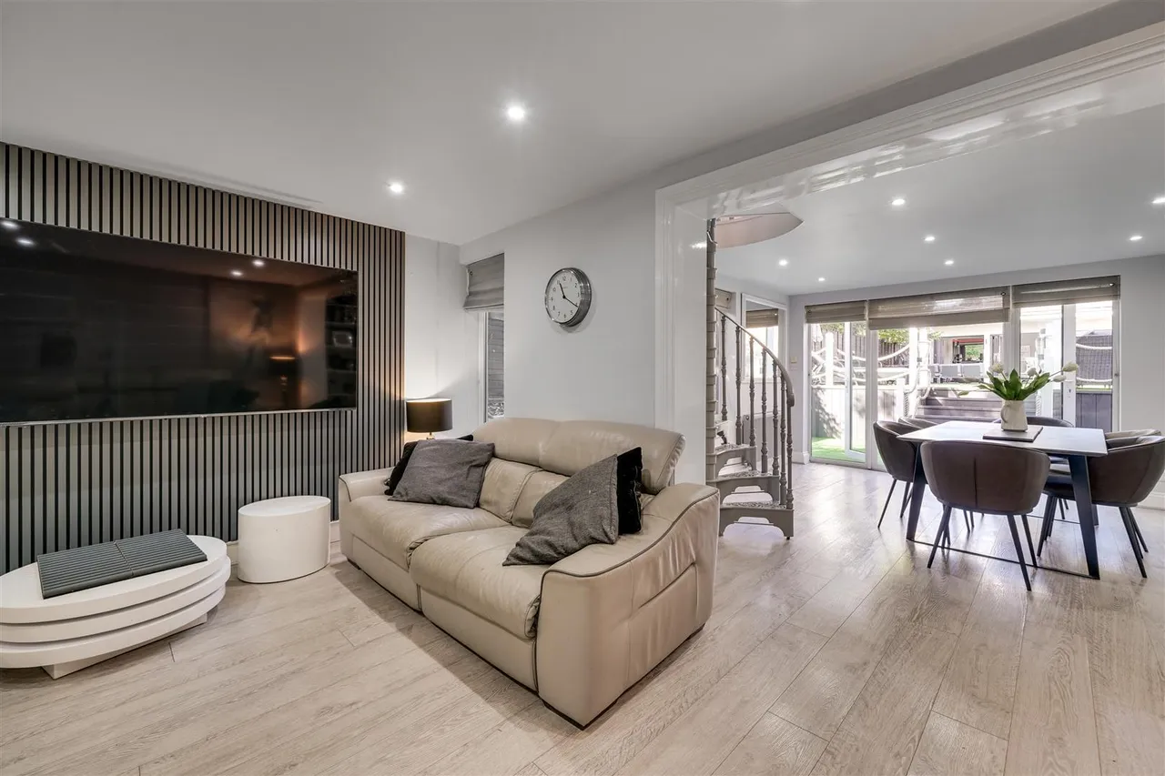 Daubeney Place, Hampton, TW12, photo 3