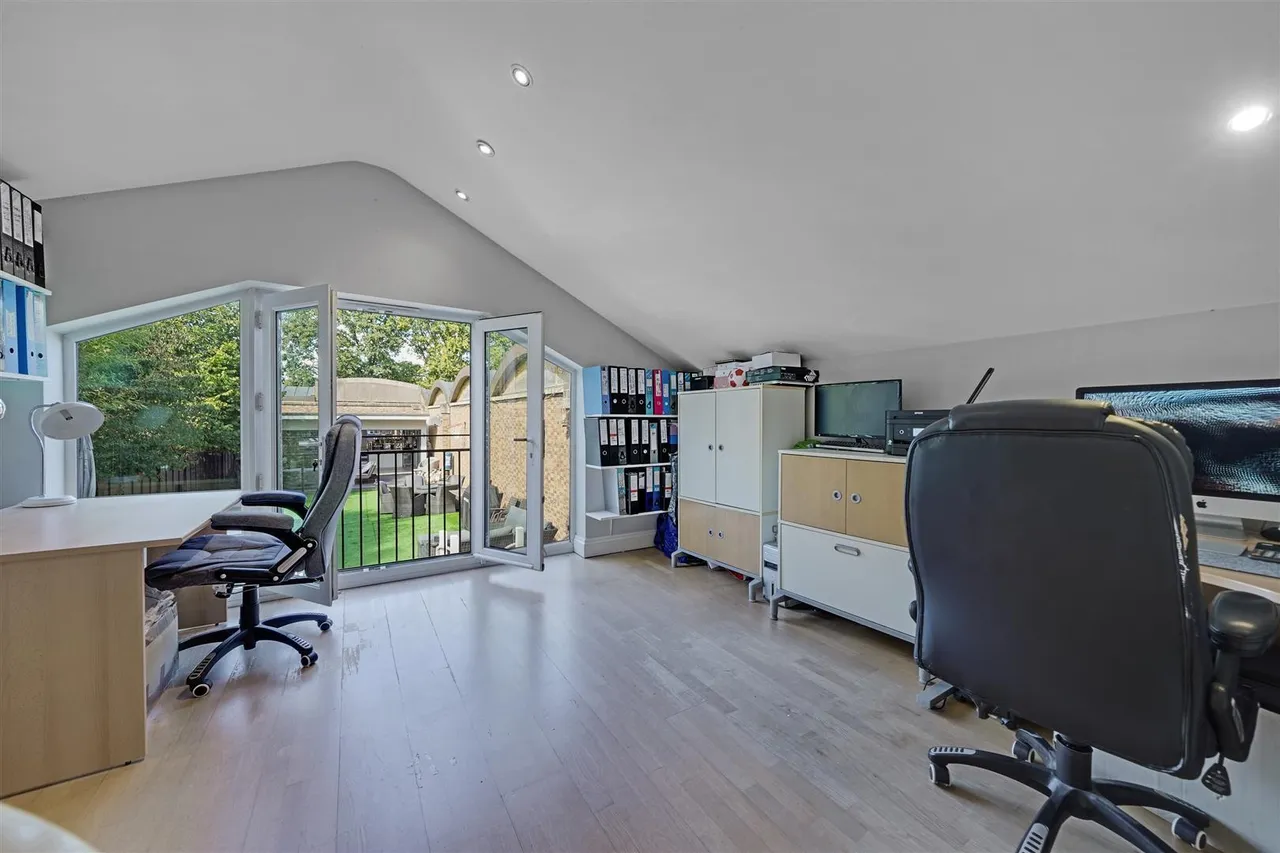 Daubeney Place, Hampton, TW12, photo 12