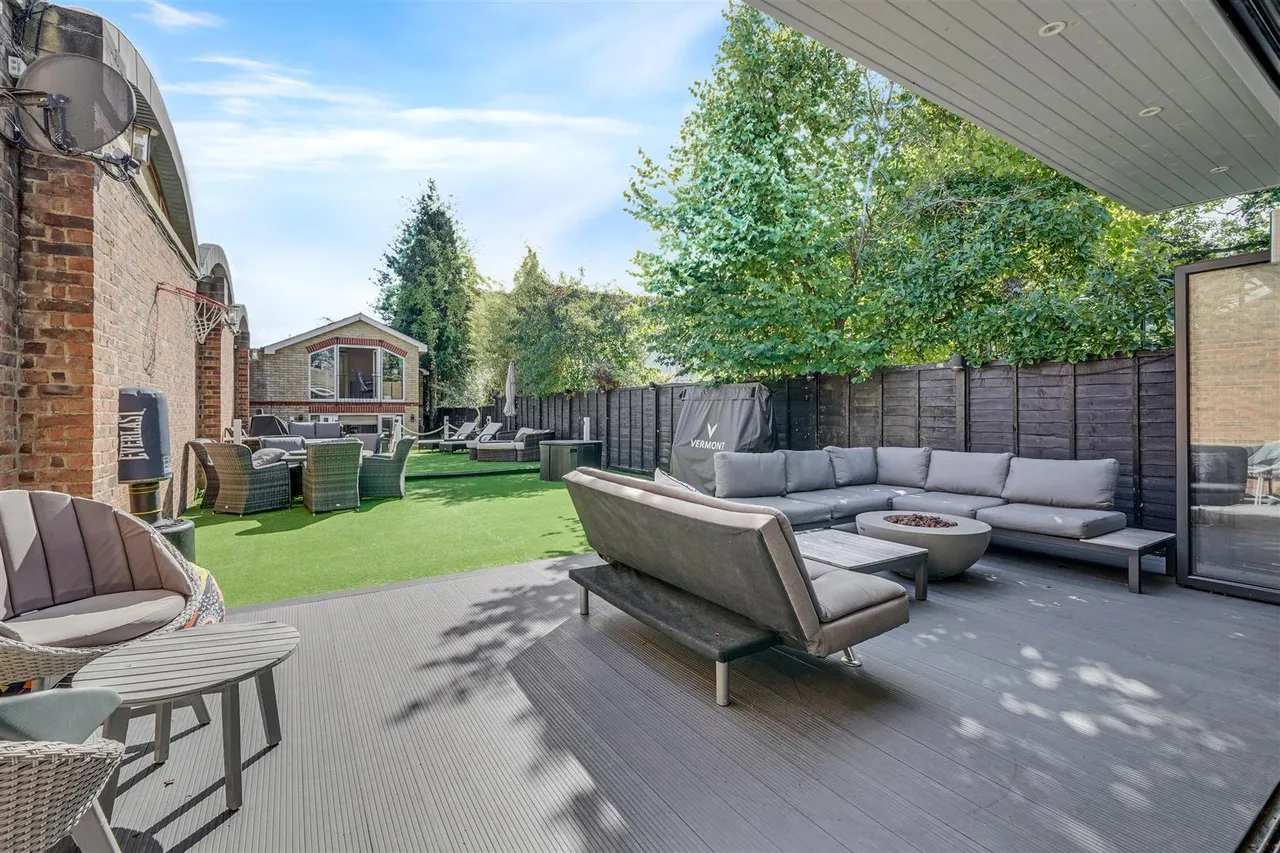5 bed house for sale, Daubeney Place, Hampton, TW12