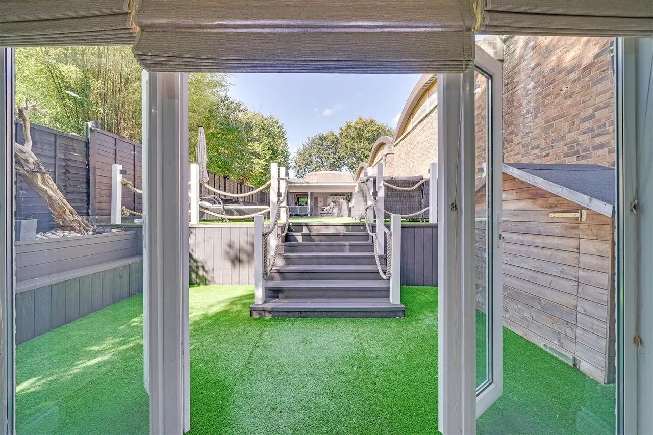Daubeney Place, Hampton, TW12, photo 14