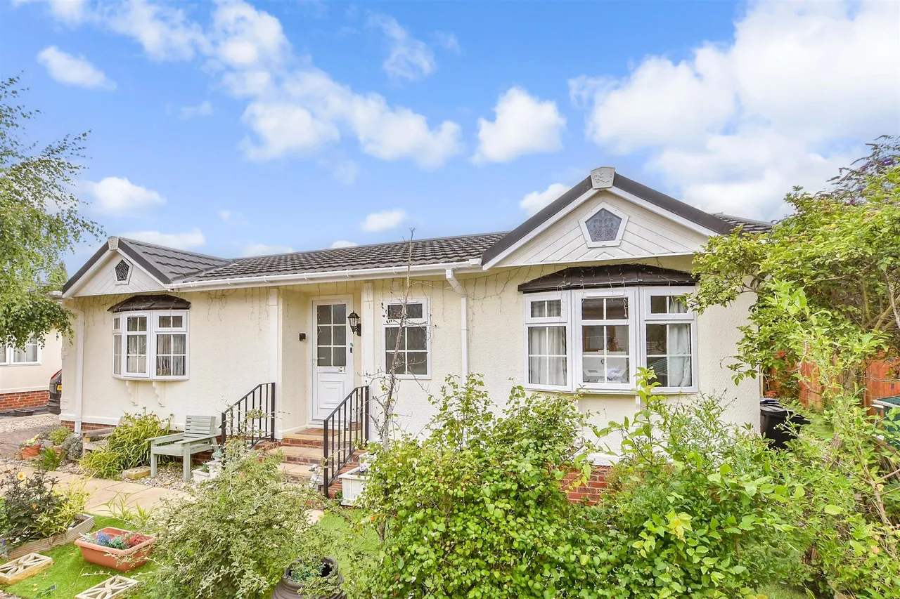 2 bed park home for sale, Faversham Road, Seasalter, CT5