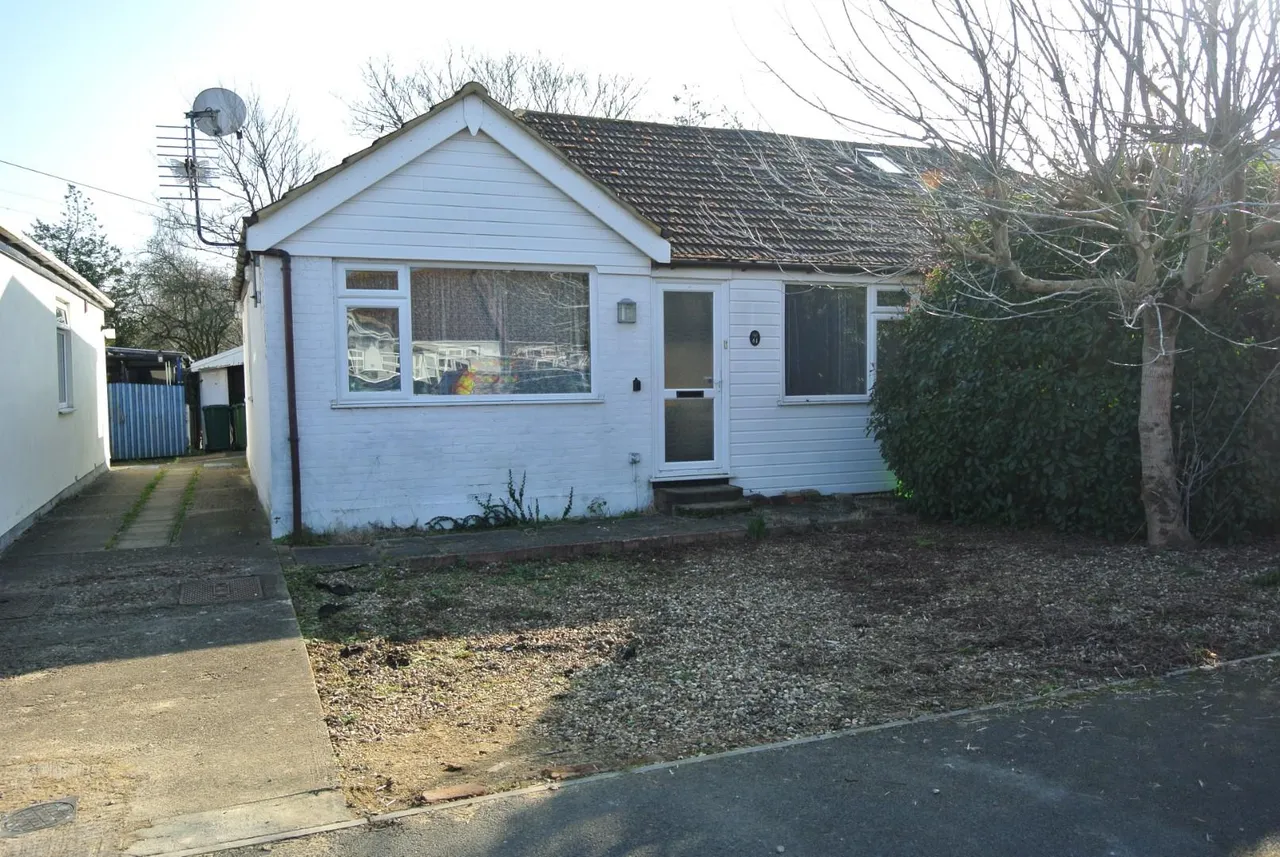 2 bed house for sale — Celia Crescent, Ashford, Surrey, TW15 3NP