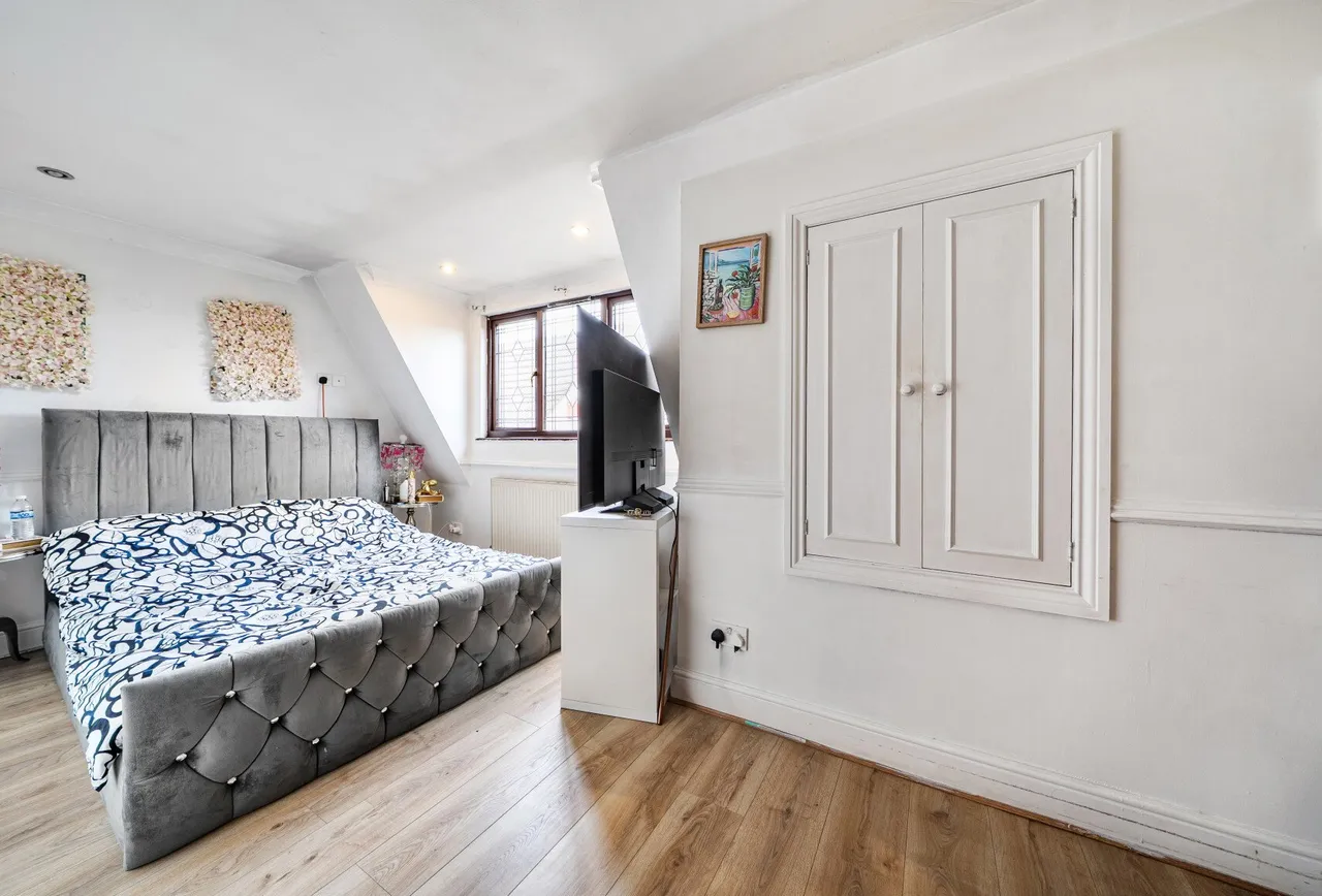 5 bed house for sale — Ardleigh Green Road, Hornchurch, RM11 2SU