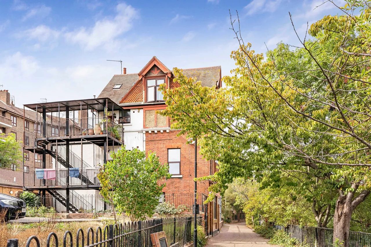 2 bed flat for sale, High Hill Ferry, London, E5