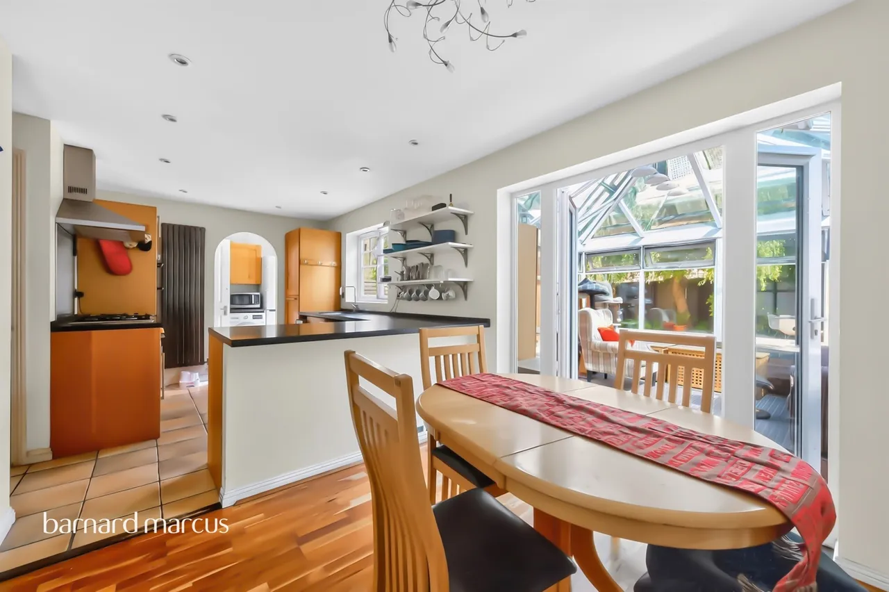 Woodall Close, Chessington, KT9, photo 3