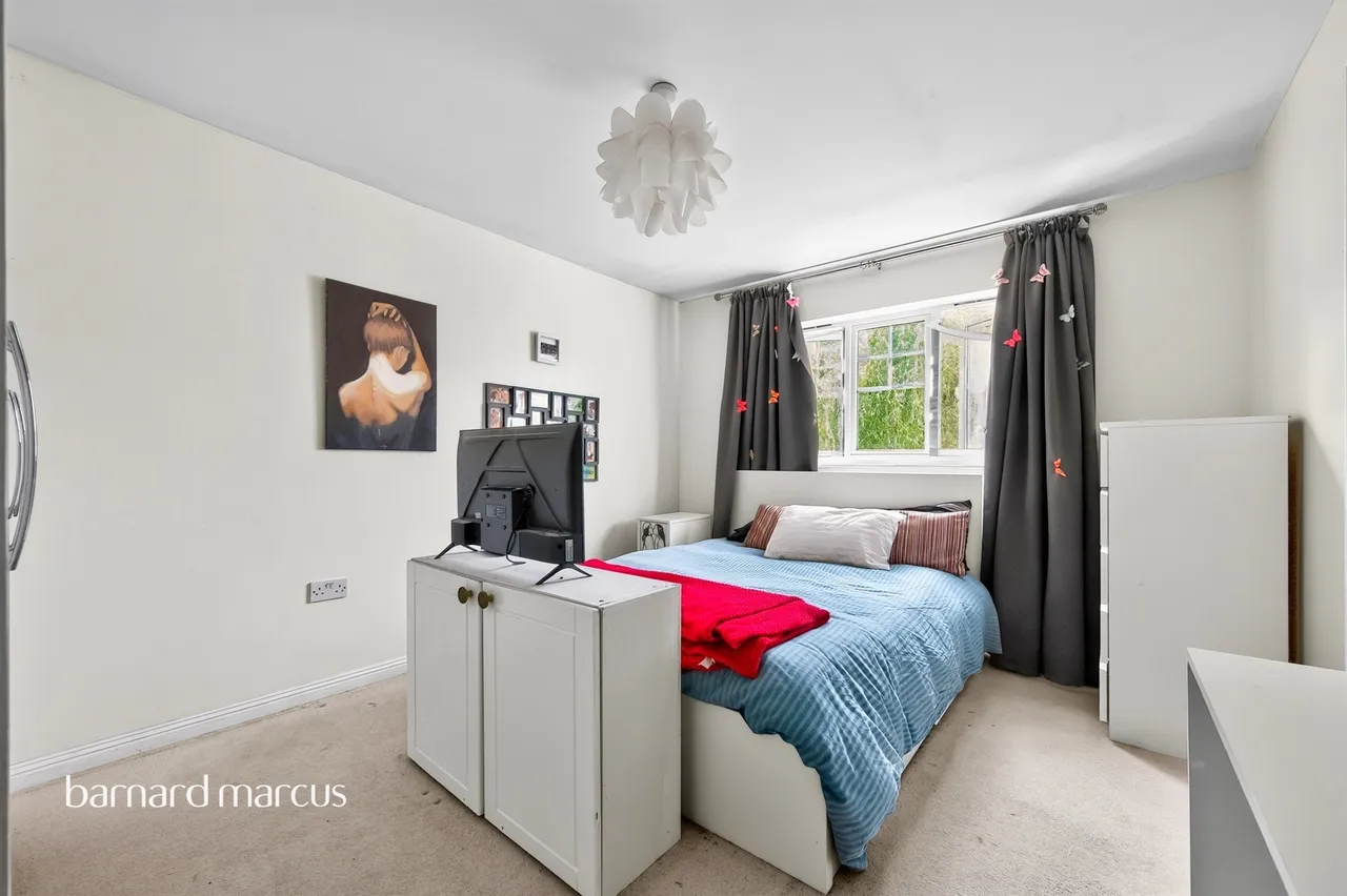 Woodall Close, Chessington, KT9, photo 10