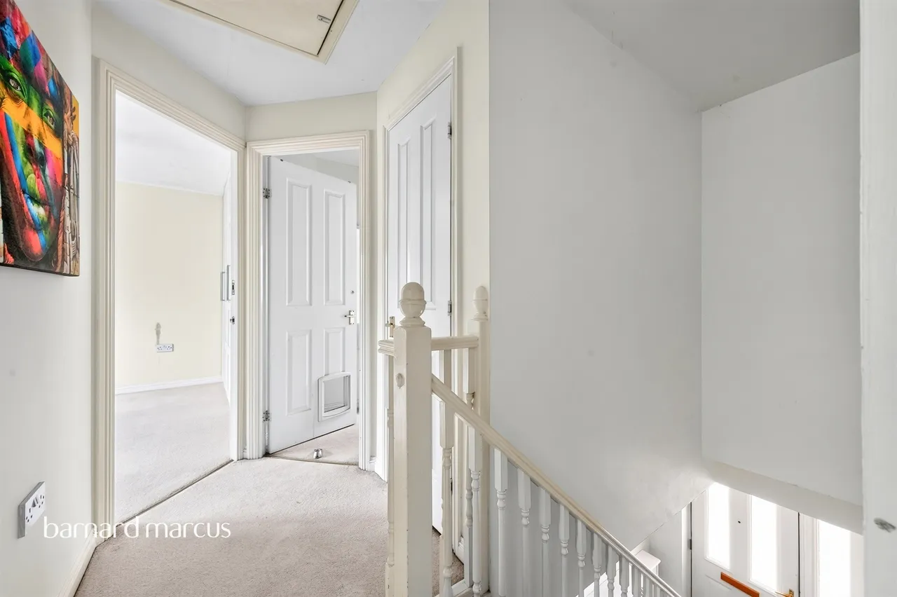 Woodall Close, Chessington, KT9, photo 9