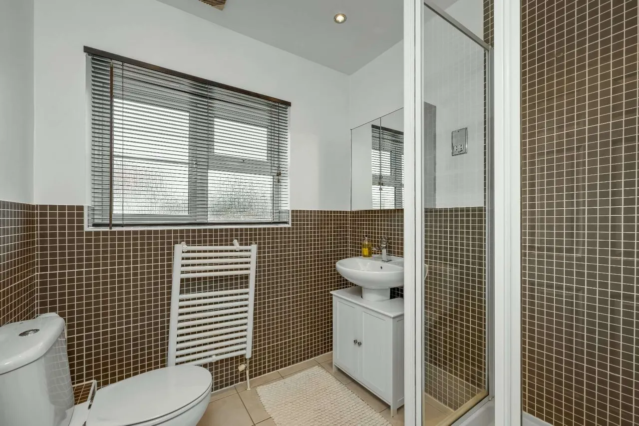 Furnival Close, Virginia Water, Surrey, GU25 4HR, photo 8
