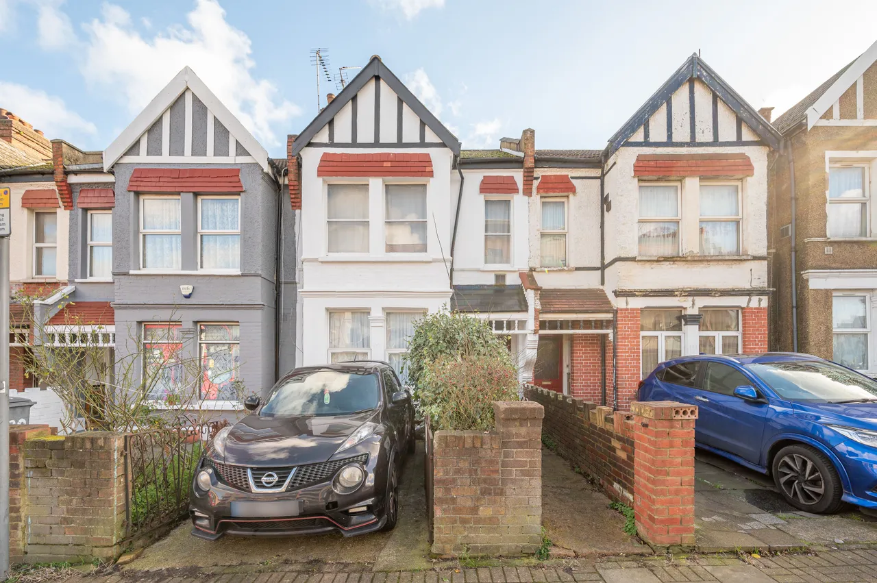 3 bed flat for sale, London, NW10