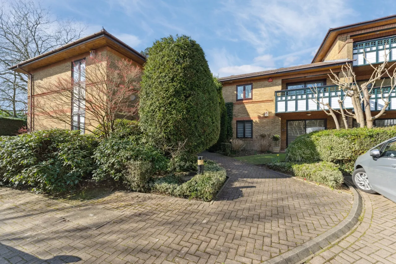 2 bed flat for sale — The Cloisters, High Street, Bushey, Bushey, WD23 3HH