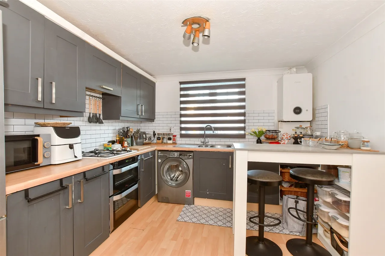 Solent Gardens, Binstead, PO33, photo 6
