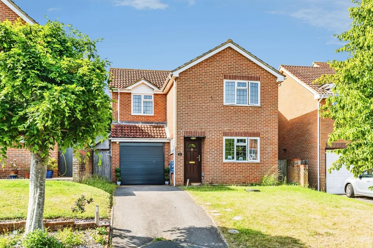 4 bed house for sale — Trossachs Close, Eastbourne