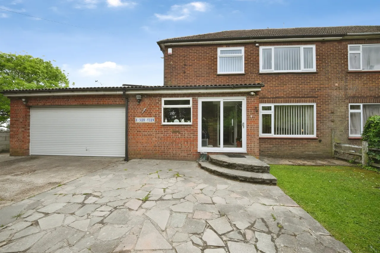 3 bed house for sale — Old House Lane, Roydon, Harlow