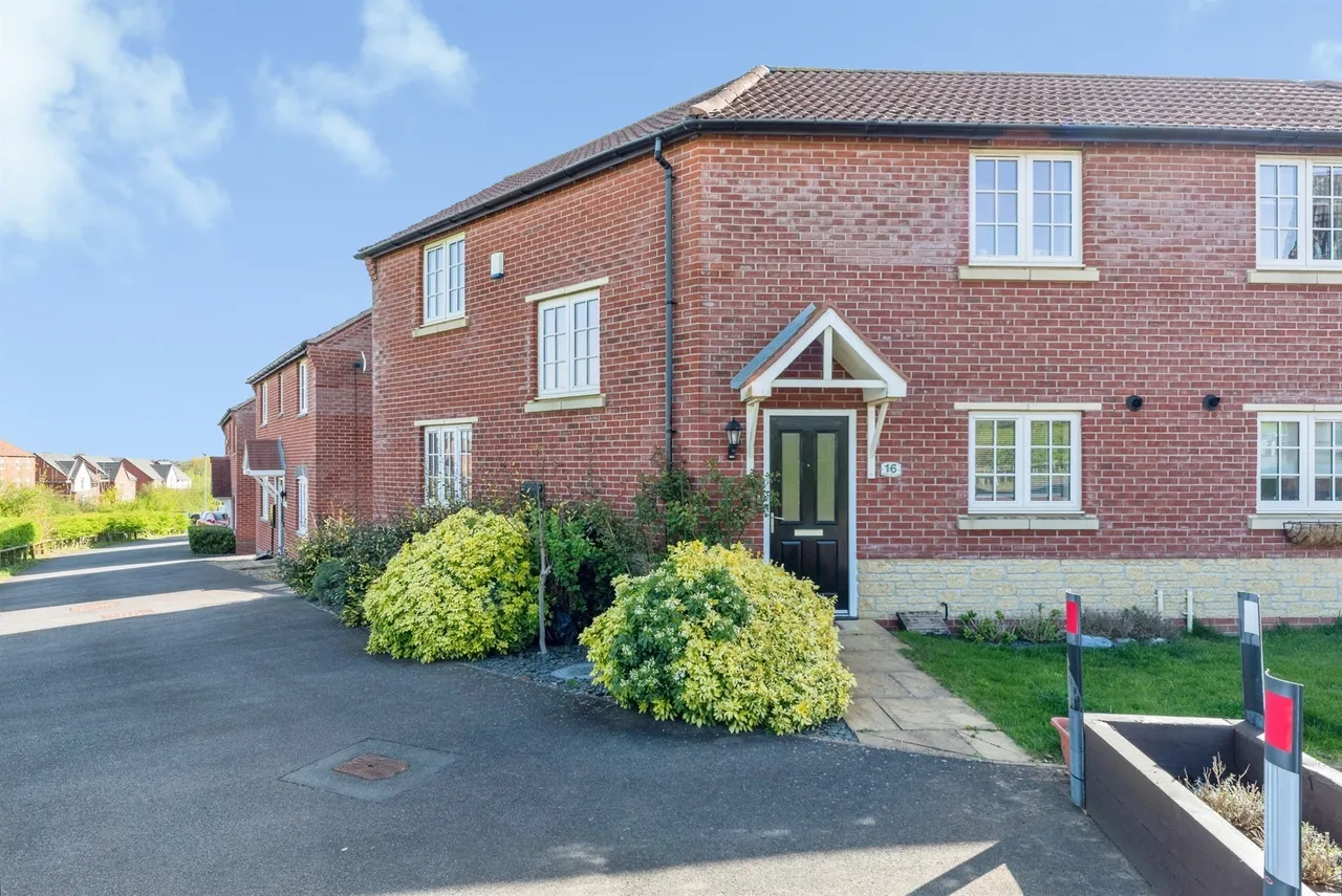 3 bed house for sale — Bamburgh Close, Grantham