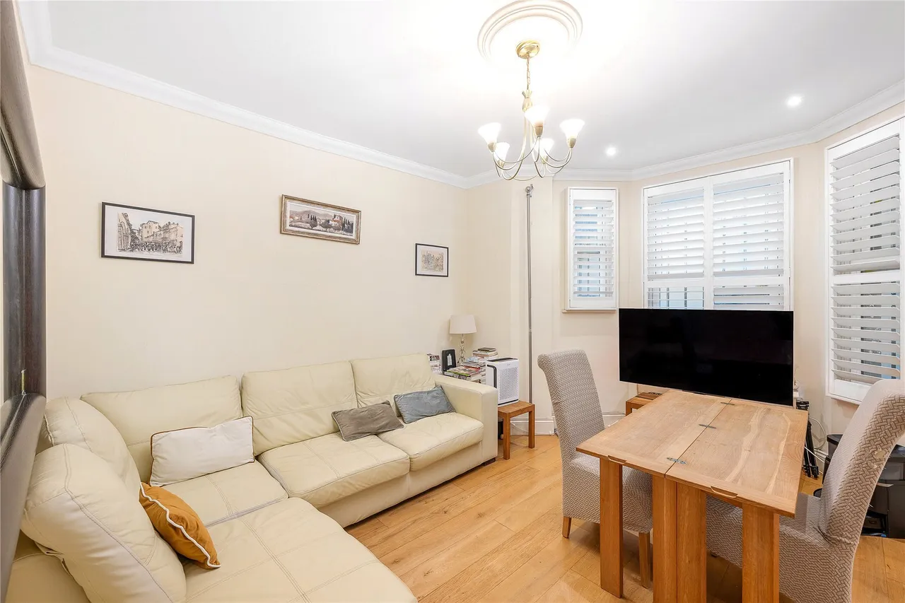 2 bed flat for sale — Barons Court Road, London, W14